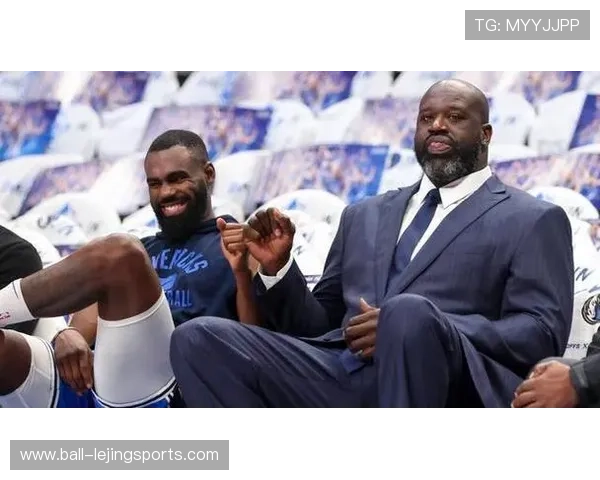 足球巨星赛后食堂亲民一幕大口吃面引球迷热议